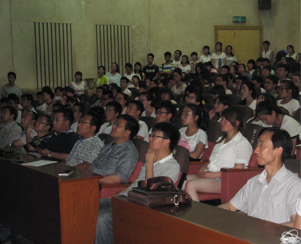 永利官网老师和学生认真听取汪教授报告